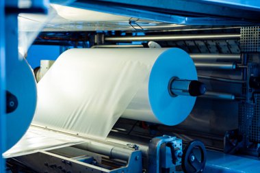 İçecek fabrikasında ambalaj hattı için modern bağlama ve taşıma makinesi.