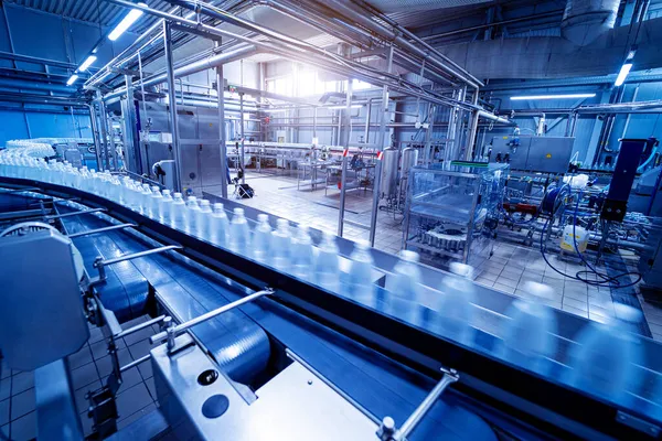 Modern bir içecek fabrikasında içme suyu şişeleriyle taşıma bandı..