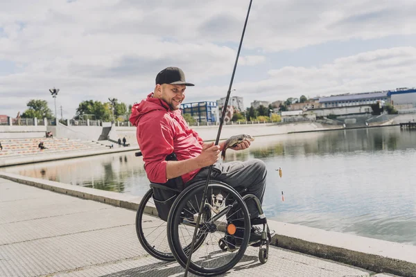 釣り場からの車いす釣りの身体障害者. — ストック写真