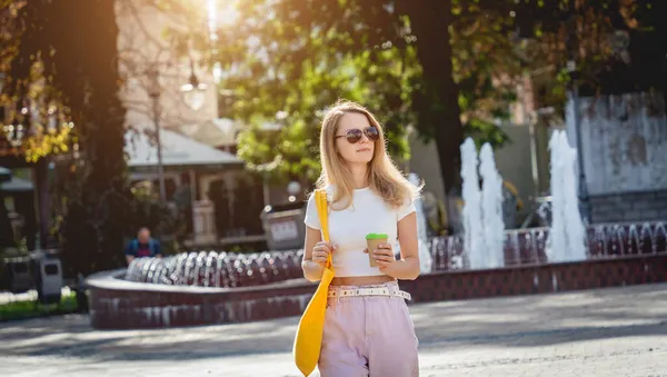 Молода красива жінка з лляною еко сумкою на міському фоні . — стокове фото