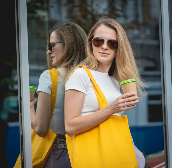 Giovane bella donna con lino eco bag su sfondo città. — Foto Stock