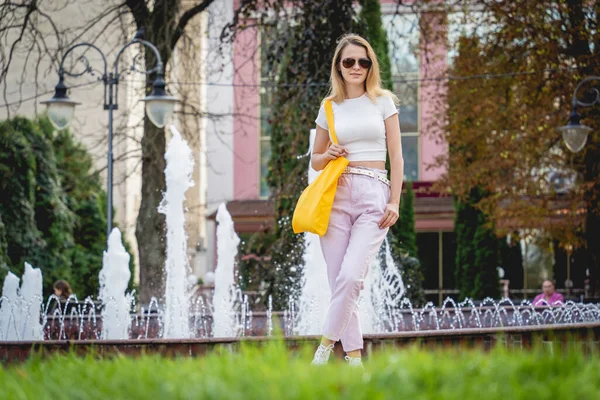 Junge schöne Frau mit Leinen-Öko-Tasche auf Stadthintergrund. — Stockfoto