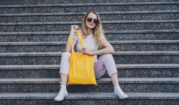 Giovane bella donna con lino eco bag su sfondo scale. — Foto Stock