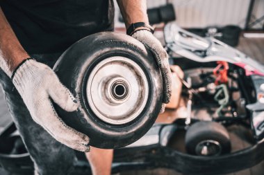 Tamirci araba yarışı servisini değiştiriyor.