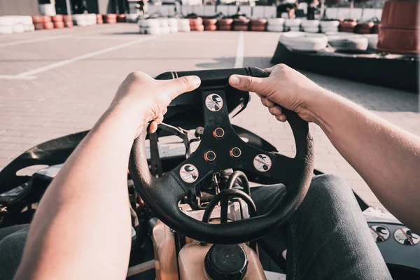 Un joven conduce un karting en el circuito — Foto de Stock