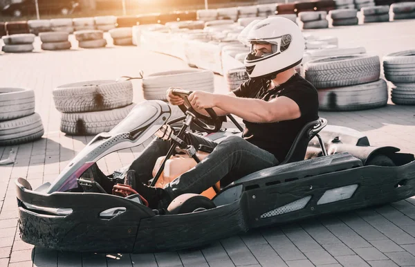 A young man drives a go kart at circuit — Stock Photo, Image