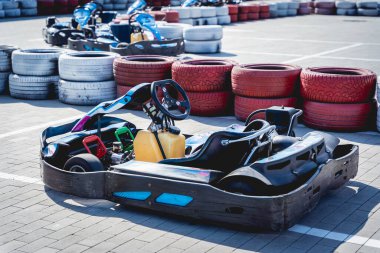 At arabalarını piste götür ve başlamaya hazır ol.