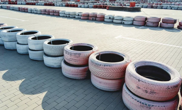Ir circuito de karting con carreteras y neumáticos —  Fotos de Stock