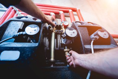 HVAC teknisyeni evde ısıtma ve soğutma sistemi hizmeti veriyor.