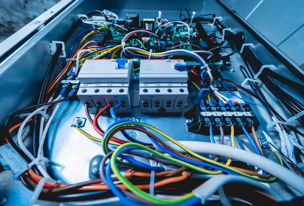 Unidad de aire acondicionado abierto con cables, tuberías y equipos eléctricos — Foto de Stock