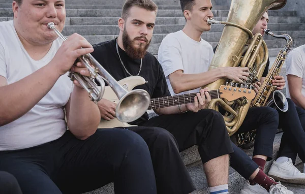 Giovani band di musica di strada suonano un sacco di strumenti musicali — Foto Stock