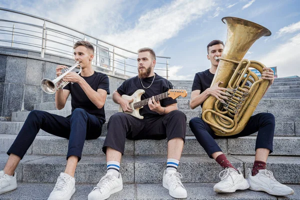 Joven banda de música callejera tocar una gran cantidad de instrumentos musicales — Foto de Stock