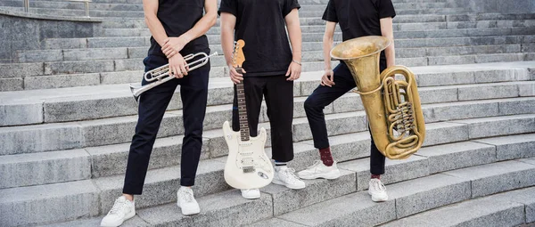 Junge Straßenmusikkapelle spielt viele Musikinstrumente — Stockfoto