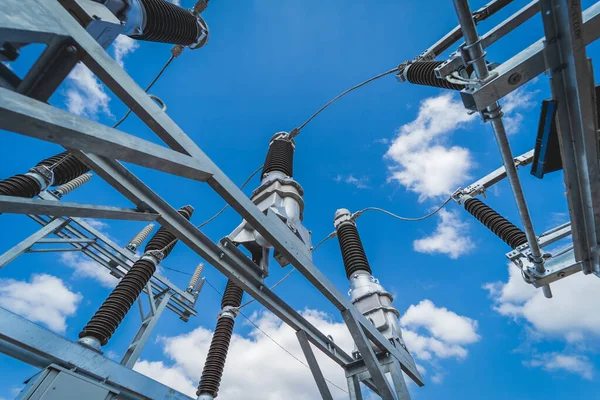 Construcción de una subestación de transmisión de potencia sobre un fondo de cielo azul — Foto de Stock