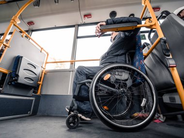 Toplu taşıma araçlarında fiziksel engelli ve erişilebilir rampası olan biri..