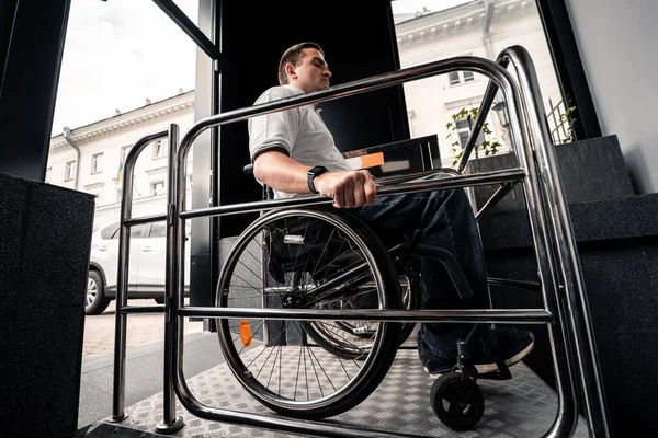El ascensor especial para la persona con discapacidad física —  Fotos de Stock