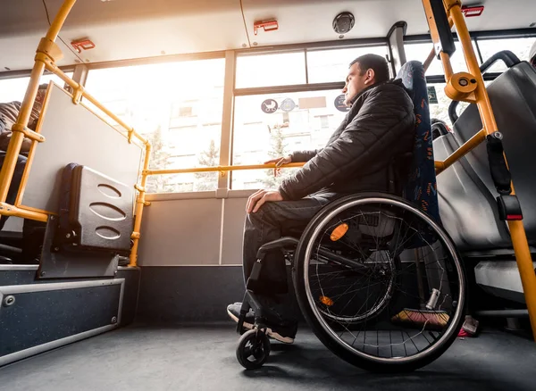 Persona con discapacidad física dentro del transporte público con una rampa accesible. —  Fotos de Stock