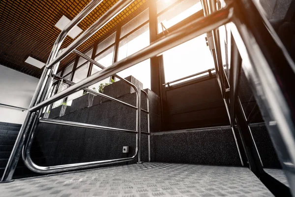 Der spezielle Aufzug für Menschen mit körperlicher Behinderung — Stockfoto