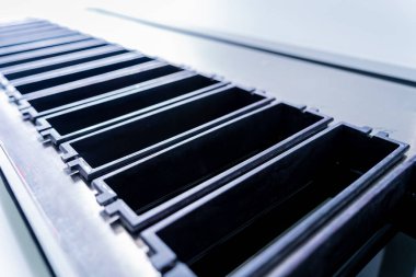 Modern laboratuvarda otomatik çoklu slayt boyayıcısı