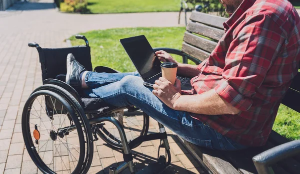 Freelancer con discapacidad física en silla de ruedas que trabaja en el parque — Foto de Stock