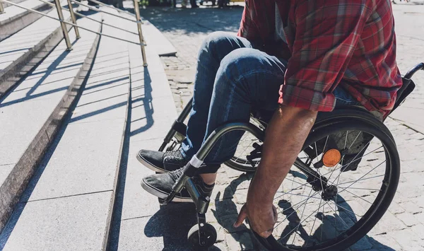 Joven con discapacidad física en silla de ruedas delante de las escaleras —  Fotos de Stock