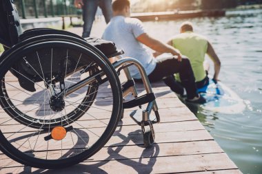 Tekerlekli sandalyede fiziksel engelli olan herkes yemek masasına oturacak.