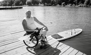 Tekerlekli sandalyede fiziksel engelli olan herkes yemek masasına oturacak.