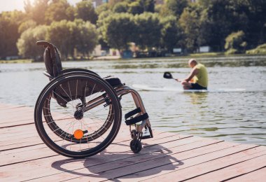 Yemek masasında fiziksel engelli biri var.