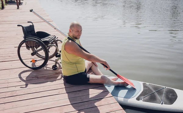 Pessoa com deficiência física em uma cadeira de rodas será passeio a bordo — Fotografia de Stock