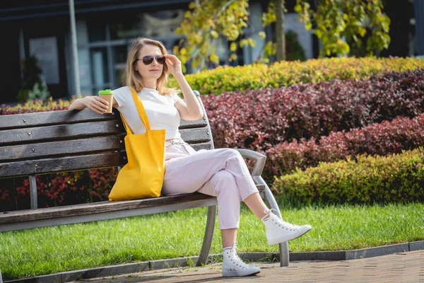 Joven hermosa mujer con bolsa ecológica de lino en el fondo de la ciudad. —  Fotos de Stock