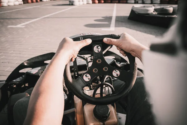 Een jongeman rijdt een go kart op circuit — Stockfoto