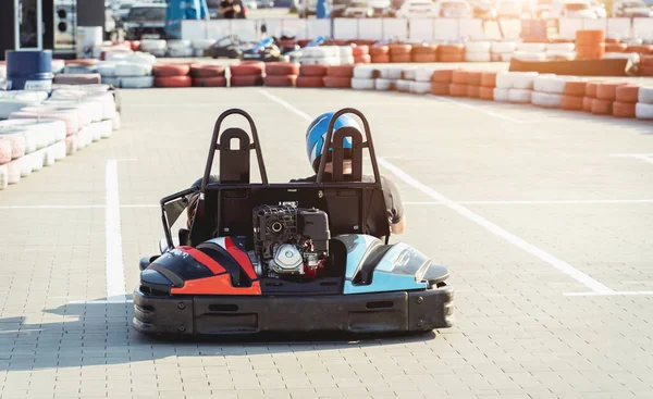 En ung man kör en go kart på krets — Stockfoto