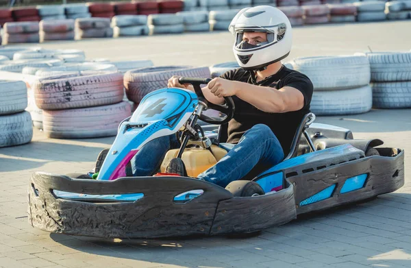 Ein junger Mann fährt ein Go-Kart auf der Rennstrecke — Stockfoto