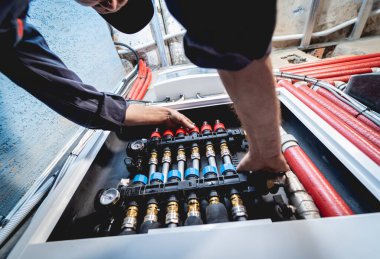 HVAC teknisyeni evde ısıtma ve soğutma sistemi hizmeti veriyor.