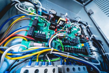 Kablolar, borular ve elektrik ekipmanlarıyla klima ünitesini aç