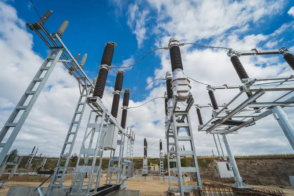 Construção de uma subestação de transmissão de energia num fundo de céu azul — Fotografia de Stock