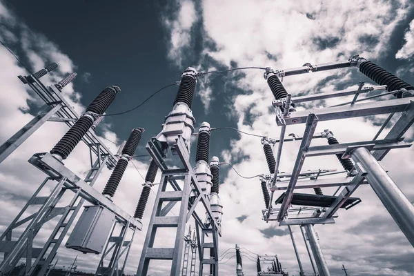 Construção de uma subestação de transmissão de energia num fundo de céu cinzento — Fotografia de Stock