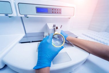 Laboratuvar asistanı parafin ağda doku yerleştirme makinesinde çalışıyor..