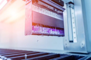 Modern laboratuvarda otomatik çoklu slayt boyayıcısı