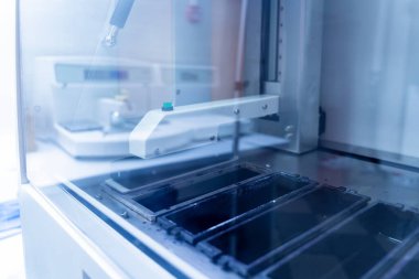 Modern laboratuvarda otomatik çoklu slayt boyayıcısı