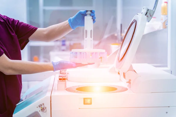 Assistente de laboratório trabalha com processador de tecido híbrido de microondas no laboratório moderno. — Fotografia de Stock