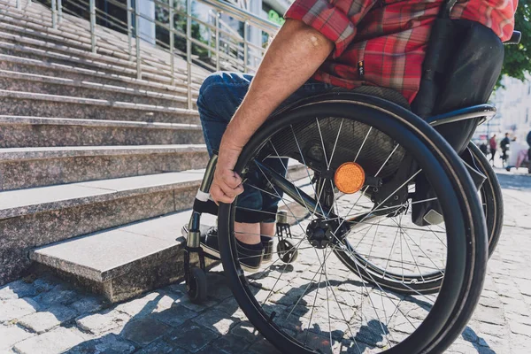 Joven con discapacidad física en silla de ruedas delante de las escaleras —  Fotos de Stock