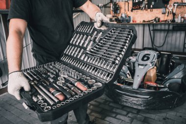 Karting servis teknisyeninin elinde bir takım mekanik araçlar var