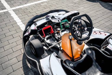 At arabalarını piste götür ve başlamaya hazır ol.