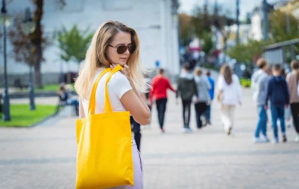 Giovane bella donna con lino eco bag su sfondo città. — Foto Stock