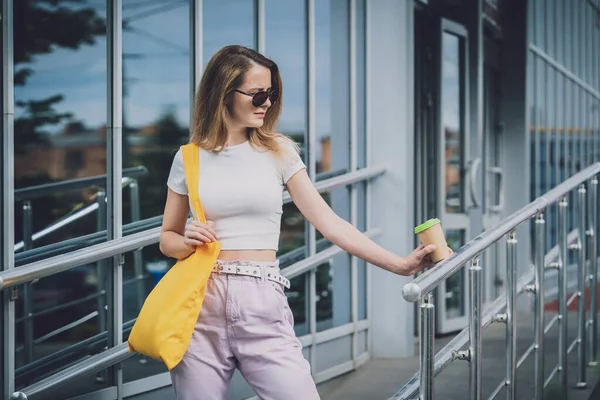 Joven hermosa mujer con bolsa ecológica de lino en el fondo de la ciudad. — Foto de Stock