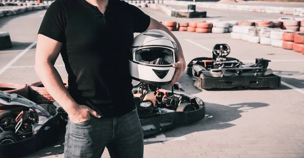 Un jeune homme conduit un karting sur circuit — Photo