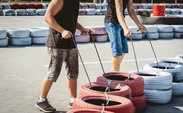 The go kart racing service workers moves wheels at the track — Stock Photo, Image