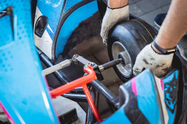 Mechanik jít kart závodní servis změnit kola — Stock fotografie