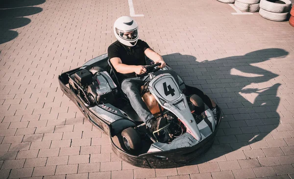ชายหนุ่มขับรถโกคาร์ทที่วงจร — ภาพถ่ายสต็อก